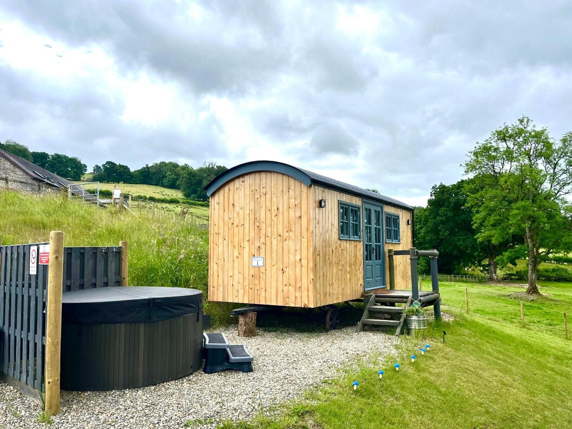 Oakies Farm Stays Llandovery Exterior photo